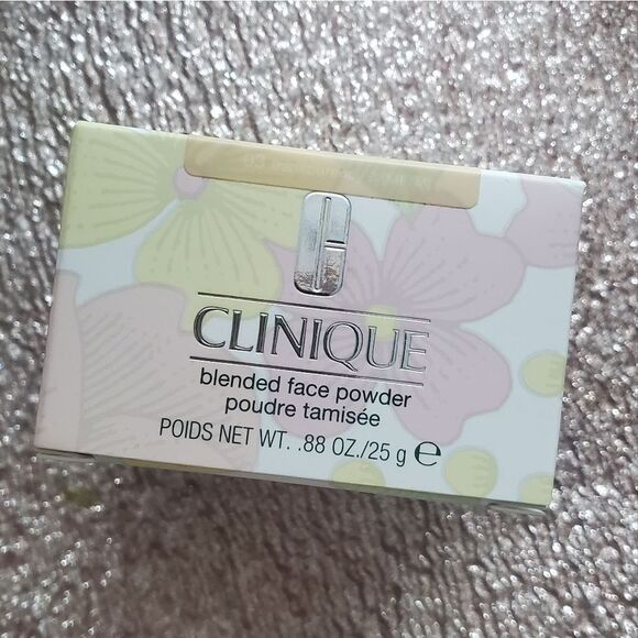 CLINQUE Translucent Setting Powder - Picture 6 of 10